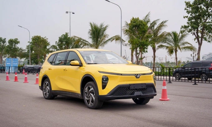 Mẫu Limo Green lăn bánh tại Hà Nội