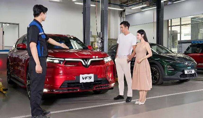 nhân viên hỗ trợ cứu hộ vinfast